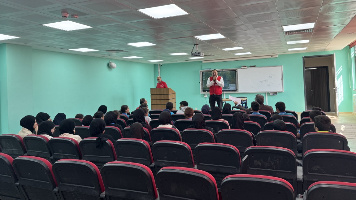 KIZILAY EKİPLERİNDEN OKULUMUZA ANLAMLI ZİYARET